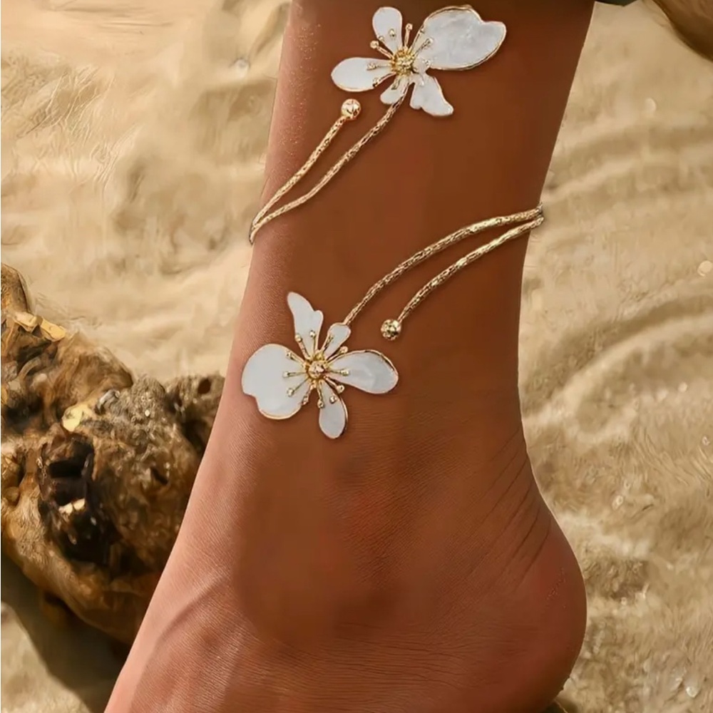 Elegant Gold and White Floral Anklet